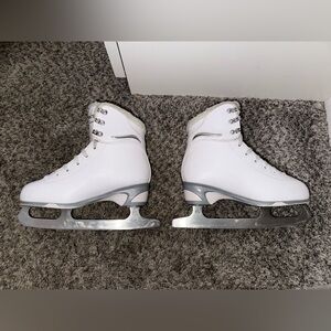 Jackson Ultima Soft Stream figure Skates size 4
